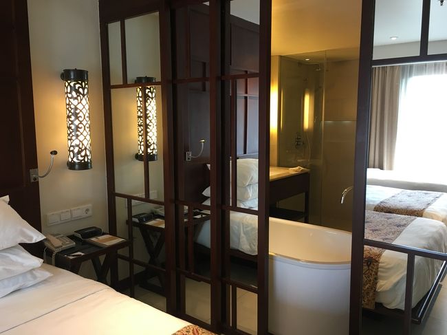 ベッドの横は開放的なバスルーム