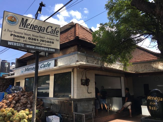 ウブドを後にしてランチはジンバランのメネガカフェ