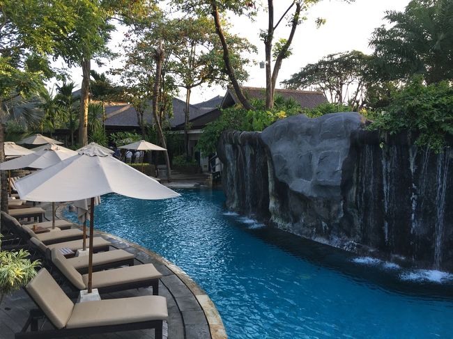 部屋から近い方のプール<br />ビーチチェアがギュウギュウ