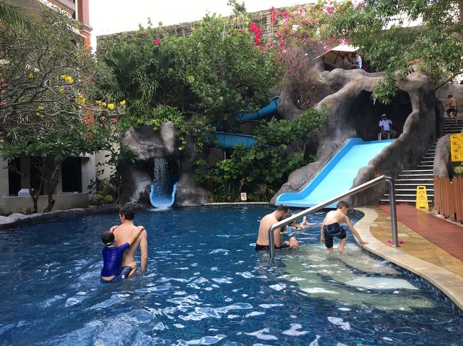 さぁさ、プールですよ～<br />ここは子供用プール<br />スタライダーもあります<br />でももう娘はそんな年齢でもないのでお隣のラグーンプールに移動