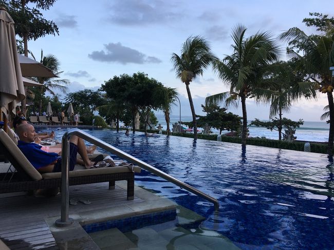 海沿いの大人専用プール