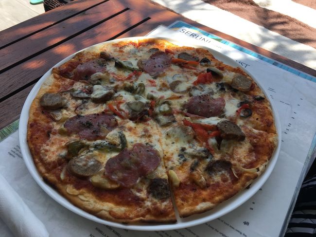 ランチはプールサイドでピザ