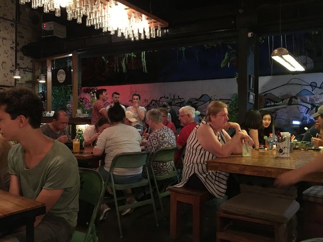 ビーチウォークを通り抜けて晩ご飯へ<br />ファットチョウ☆<br />お客さんがたくさんで賑わってます