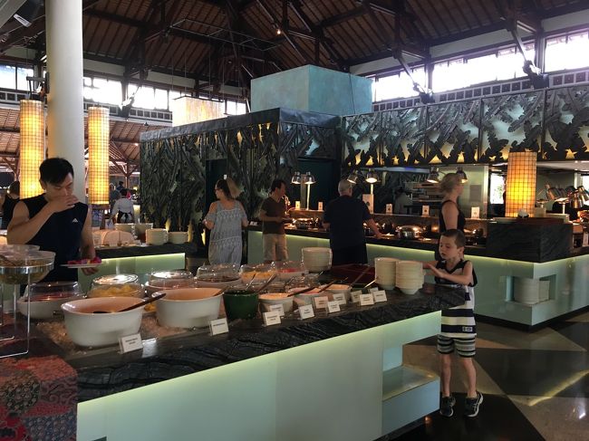 ☆6日目☆<br />ホテルレストランの朝食<br />広々してて種類も豊富です