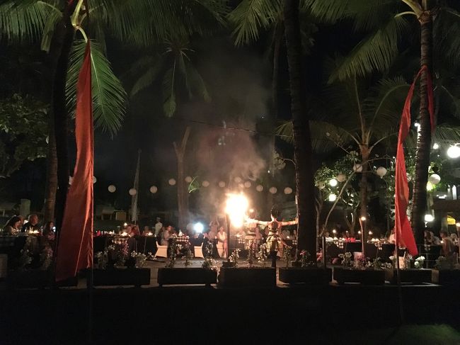 帰り道、どこかのホテルのファイヤーダンスをのぞき見(^^♪<br />さぁ明日からはようやくプール三昧だぞ！！