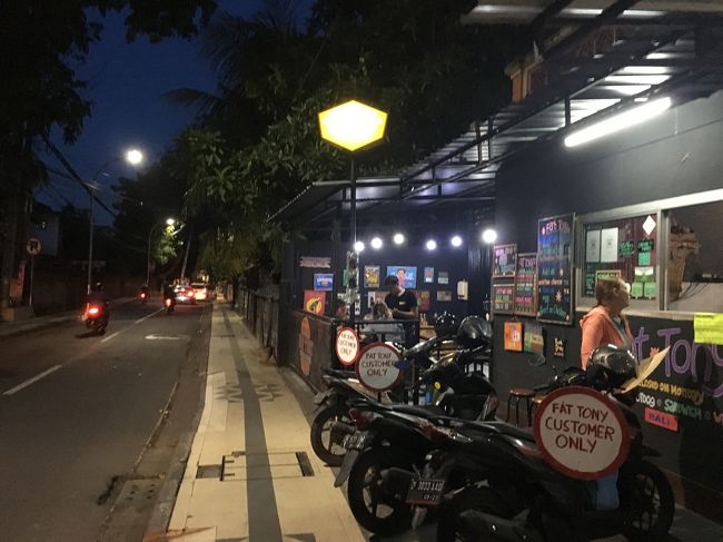 今日の晩ご飯はファット トニーズ<br />ハンバーガー屋さんです