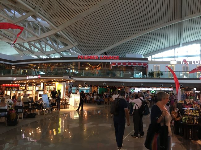 出発までプレミアラウンジで過ごします