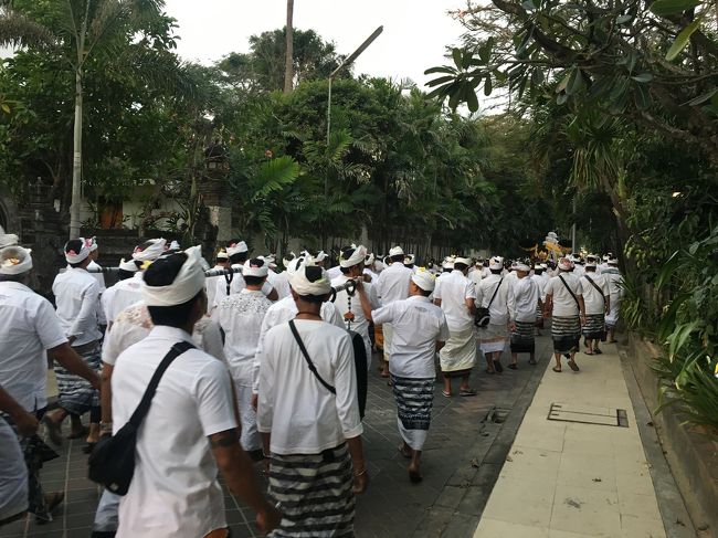 食後、サンセットを見にビーチへ行く途中にすごい団体が！<br />何かお祭り？