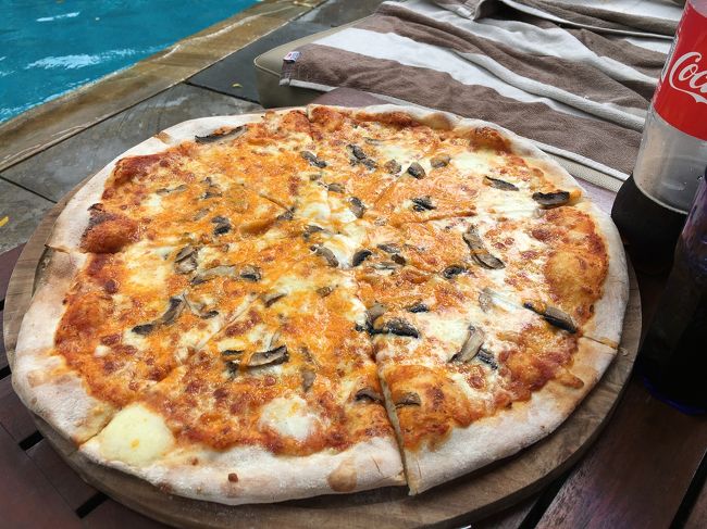ランチはプールサイドでまたまたピザ