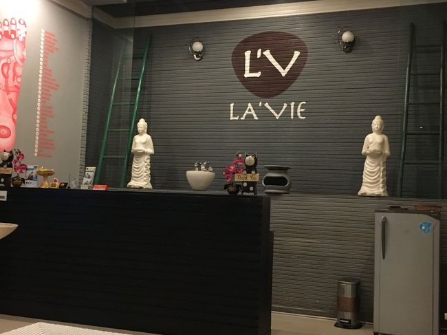 夜は皆でマッサージへ<br />ラヴィ<br />前回とっても良かったのでリピートしたけど今回は・・・<br />セラピストさん達皆さんやる気ゼロな感じで手抜き感が半端ない・・・(-"-)<br />残念でした・・・