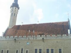 市庁舎
１４世紀の建物で１４０４年に今の姿になったそうです。
搭は高さ６５m有るそうです。