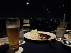 温泉に浸かってから、50階からスカイツリーと東京の夜景を堪能しました。となりはアメリカ人、そのとなりがイタリア人、インターナショナル感満載でみんな夜景に大喜びのご様子。

バーは9時から