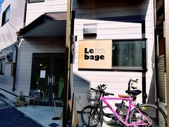 千駄木方面に向かい、2軒目は「へび道」にあるベーグル専門店「ル・ベーグ」
どうやら奈良から移転して来たそうな。

可愛らしい内装の店内ではイートインも出来ます。

