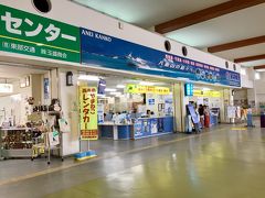 こんなかんじでチケットカウンターが並んでいます。今日は大好きな竹富島へ(=´∀｀)。

石垣島ー竹富島航路は安栄観光と八重山観光フェリーがありますが、どちらで購入したチケットでもＯＫです。