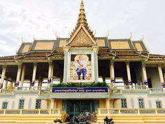 プノンペン初めてのNさんと私は観光へと繰り出しました。

それにしても金金してます。

カンボジア人はゴールド好き？