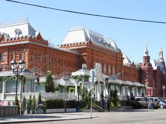 de
1812年祖国戦争博物館。
この建物は旧レーニン（中央）博物館でした。旧モスクワ市議会ホールを1936年にレーニン（中央）博物館に改装したものです。
1993年ロシア大統領エリツィンによって閉鎖命令が下され同年10月に閉鎖されました。そして時を経て2012年1812年祖国戦争博物館として新装オープンしました。
レーニン博物館閉鎖後展示品はロシア国立博物館で定期的に公開されているそうです。
