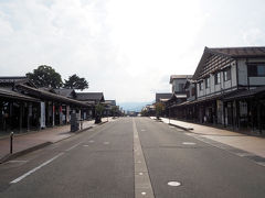 「道の駅 南魚沼雪あかり」に戻り、野菜や米を買い込み、さて次はどこいこうかな～～～？？？と観光案内をみていたら気になるスポットがあったので行ってみることに。

それが「三国街道塩沢宿牧之通り」。無料の駐車場も複数あるので、ぶらぶらするのにちょうどいい♪ 私は塩沢中央公園の向かいにある駐車場に停めて散策開始。