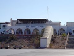 45分でサントリーニ島に到着！「島の空港」という感じです。