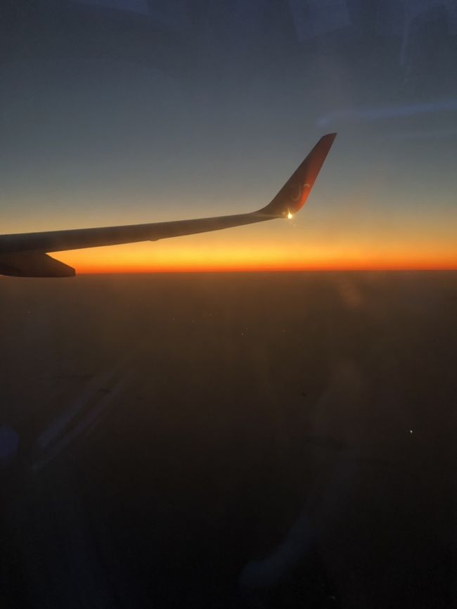 仁川国際空港からチェジュ航空18:00発で<br />中部国際セントレアに帰ります<br />飛行機の外は夕焼けが綺麗でした<br /><br />楽しい楽しい秋の韓国旅行<br />また来よう<br /><br />最後までお読みいただき<br />ありがとうございました(´∀`)