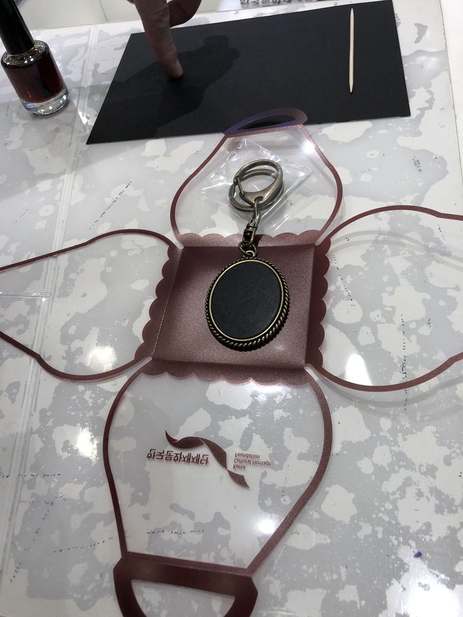 漆の塗料を塗り<br />貝の粉々になった物を乗せていきます<br />細かな作業でした<br />楽しかった