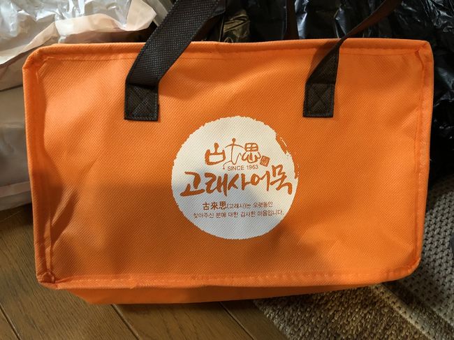 前回は早朝でおばさん1人で切り盛り<br />してたからそのままだったけど<br />今回は保冷バックに入れてくれました<br />親切 (´∀`)