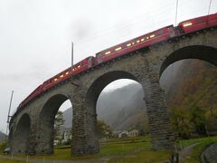 スイス（ベルニナ鉄道）のオープンループ橋を下から眺める。
ここで撮影した動画が下記にあります。
http://ken.image.coocan.jp/Brusio-loop-bridge.mp4
レーティッシュ鉄道ベルニナ線
ブルージオのループ橋（動画）