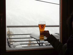 2007年のスイス旅行以来、11年振りに訪問したアルプ・グリュム駅で、今回は雪景色を見ながらヴァイス・ビールを楽しむ。
