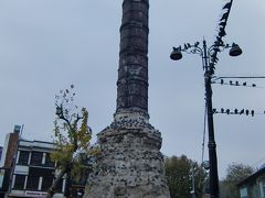 Column of Constantine。

コンスタンティヌス1世が、コンスタンティノープルに都をおいた記念に建てたもの。かつては円形の広場の中心にあったよう。さっき見た遺跡がその円形の建造物が崩れたものらしい。このイスタンブール最古のモニュメントは高さ57メートルあったが火事などで崩壊し現在は34メートル。別名Burnt Piller。

鳩がいっぱい、糞まみれ。