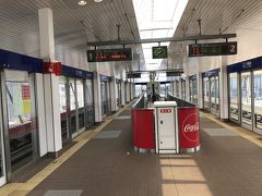 ゆりかもめの市場前駅に到着。
日曜日は豊洲新市場の見学もお休みなので閑散としています。