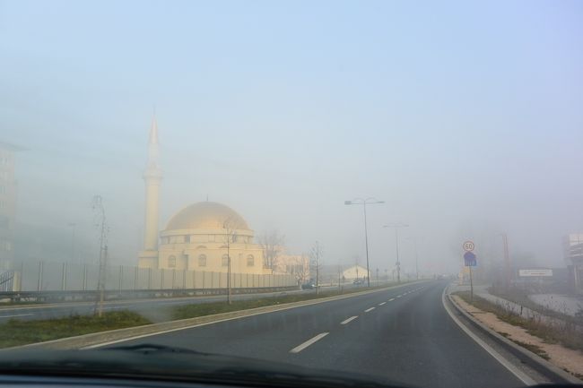 スモッグの中に、通称ゴールデンモスク『Džamija Omer ibn El Hattab』が見えてきました。<br /><br />