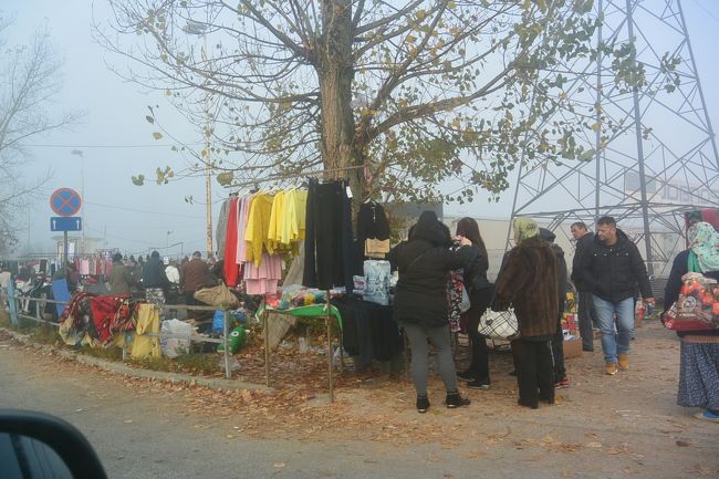 通称ゴールデンモスクのすぐ近くのフリーマーケット『STUP』<br /><br />8時頃到着したら、すでににぎわっていました。<br /><br />サラエボのフリーマーケット『STUP』参戦　第３戦<br />https://4travel.jp/travelogue/11422146<br /><br />