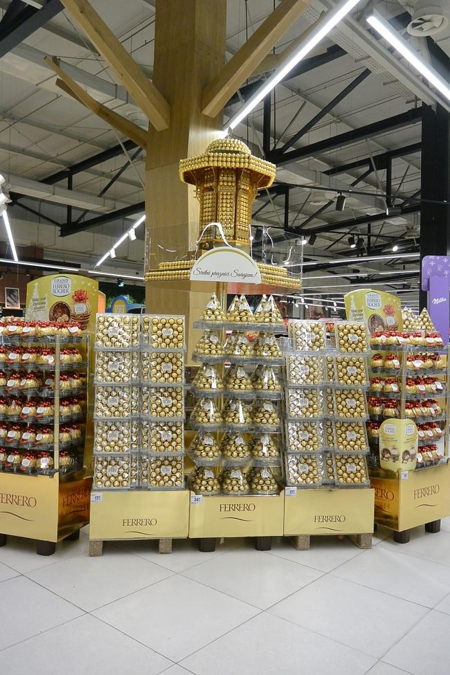 スロベニア系スーパー『Mercator』<br /><br />イタリアのフェレロロシェチョコレートで、バシュチャルシヤ広場のセビリ（水飲み場）が作られていました。