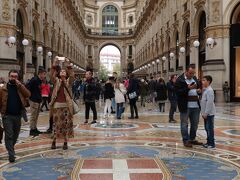 Galleria Vittorio Emanuele II（ヴィットーリオ・エマヌエーレ2世のガッレリア）

ガッレリア内の床は全面美しいモザイク画が描かれています。中央にイタリア王国の紋章、その周囲にミラノ（赤の十字）、トリノ（牡牛）、フィレンツェ（アイリス）、ローマ（SPQR）の紋章が描かれています。