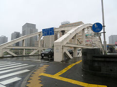 さて先を急ぎます。雨の中、大通り商店街を抜けて開運橋までやってきました。