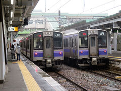 　盛岡駅に到着しました。スタジアムまでの最寄り駅、岩手飯岡までの切符の他に、帰りの新幹線の指定券も購入しておきます。この時点では関西地区の鉄道は全面的に運転を中止することが決まっていて、関東地方も夜には運転を見合わせるだろうと予想していましたので、試合が終わったらすぐに帰る予定です。
　盛岡駅から一関行きの電車に乗車します。短い編成の電車は結構混雑していますが、岩手飯岡で下車する人はわずか。スタジアムへ向かうと思われる人はいませんでした。