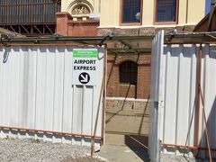 【漸く開通したサンパウロのエアポート・エクスプレス（CPTM　13号線）】

でも、工事中の現場っぽいところに「Airport Express」の看板.....うん、やっぱ、あっているし.....