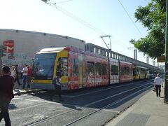 カイス・ド・ソドレ駅、路面にはベレン地区へ向かう１５番トラムが走ってます