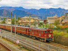 西武秩父駅のホームから秩父鉄道の列車が見えます。
SLに不備が見つかった為、今はお休み中。
それでもレトロな列車はかわいいですね。