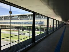 【漸く開通したサンパウロのエアポート・エクスプレス（CPTM　13号線）】

この渡り廊下は本当に綺麗で、空港の雰囲気とマッチしており、これまでの車窓からの悲惨な光景が嘘の様です。