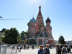 ワシリー寺院。正式名はポクロフスキー聖堂です。
1560年年、モンゴルとの戦勝を記念してイワン雷帝によって建てられた教会です。モスクワで一番美しく知名度のある教会なので入場観光したかったのですが、ツアーは外観のみの観光でした。
再びモスクワに来る機会があれば、その時は内部観光をしてみたい教会です。
美しい教会ですが逆光のため色がはっきりしなかったのは残念でした。
