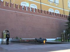 赤の広場からアレクサンドロフスキー公園に入ると、クレムリンの城壁前に多くの人垣ができていました。人垣から中を覗くとそこにあったのは無名戦士の墓。
第二次世界大戦中独ソ戦で亡くなったソ連兵士の英霊や、モスクワ攻防戦で亡くなっ市民の英霊を祀る場所です。
直立不動の2名の衛兵の真中にソ連軍のヘルメットとマントのモニュメントがあり、不滅の灯が燃えていました。
