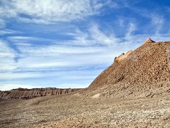 【世界最高峰の砂漠：アタカマ砂漠、「死の谷」に向かう】

おお、これが「死の谷」か....