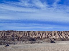 【世界最高峰の砂漠：アタカマ砂漠、「死の谷」に向かう】

右手に、写真のような大地を見つめながら.....