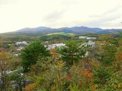 「第２展望台」からの眺め
岳温泉街一望

この手前に元祖「展望台」があるのだが、「崩落の危険あり」と言うことで立入禁止
この「第２」は展望台を造る資金が無かったのか、よく言えば「自然の」展望台