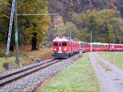 車で国境を越え、スイス（ベルニナ鉄道）のオープンループ橋（ブルージオのループ橋）を下から見る。ティラーノからの“上り”列車が近づく。
