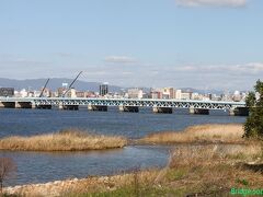 【淀川大橋】
1926年竣工、6径間上路式ワーレントラス桁＋24径間鈑桁。
普通は船の通行の為、中央付近の桁下を高くとりますが、この橋は逆に中央付近が低くなっています。1975年に撤去されるまでは、阪神電鉄国道線の路面電車が走っていました。南側には今も架線柱が2本残っています。
ここで淀川とはおさらばです。