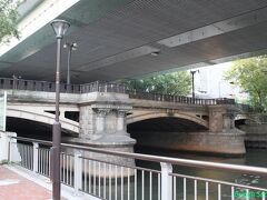 【本町橋】
1913年竣工、3径間２ヒンジアーチ橋。

橋脚に施された古代ギリシャ調の石柱を模した飾りなど、非常に凝った意匠です。現役の橋としては、大阪市内最古とのこと。
【土木学会選奨土木遺産】
ここから東横堀川を北上します。