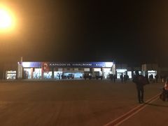 マルタ島からトルコ航空でカッパドキアのネヴシェヒル空港に到着。
（ここまでの旅は別の旅行記で）
すでに時間は夜の7時半過ぎ。
飛行機を降りて空港の建物まで歩いて向かいます。