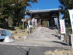 山崎駅から約１０分で、坂道を登りきったところに宝積寺の山門
