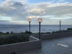 暗くなりはじめたころにようやく本日の宿に到着。
目の前が海です。

絶景☆